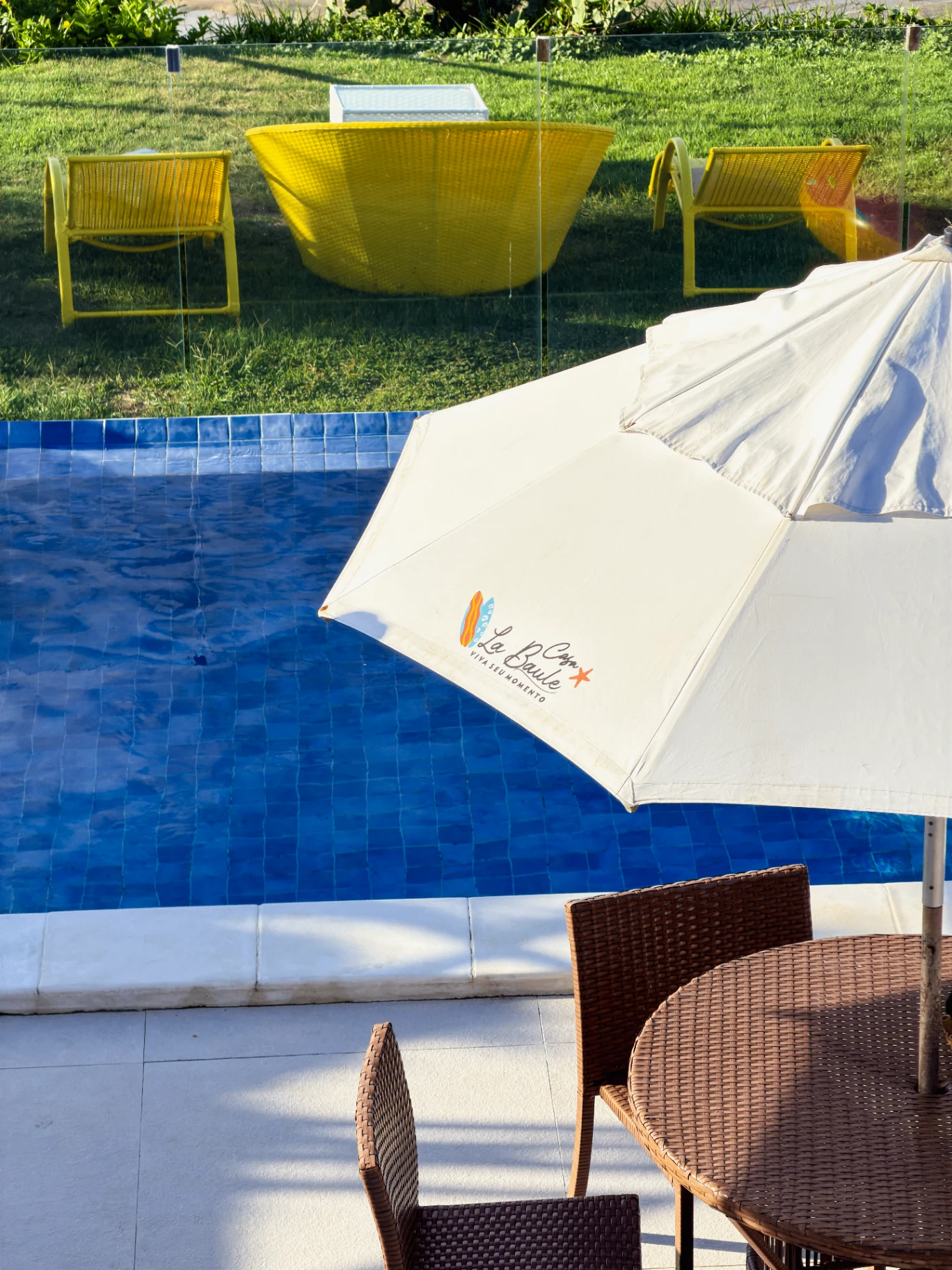 Piscina da Casa La Baule com guarda-sol personalizado e mobiliário externo privativo