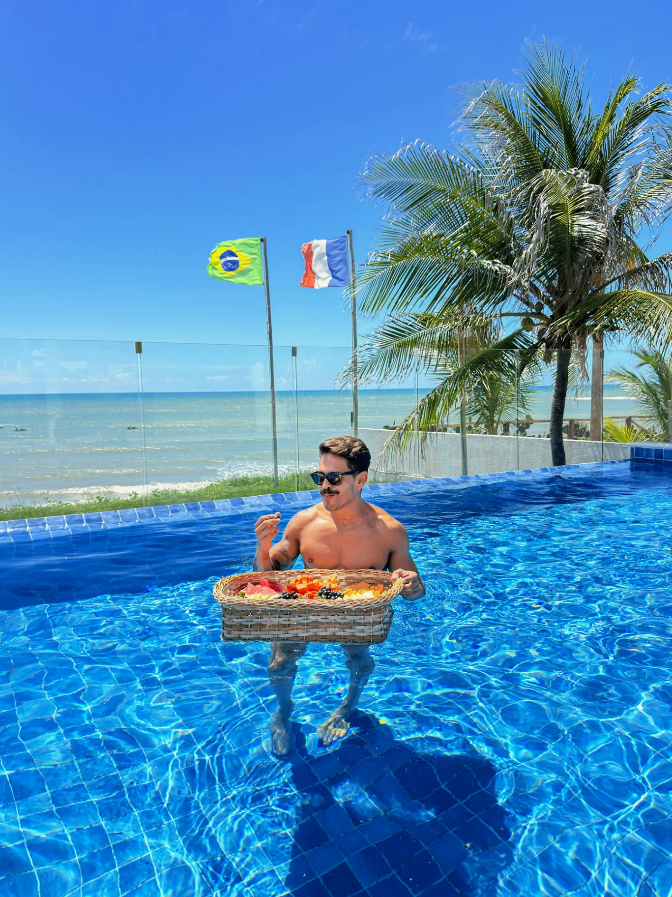 Experiência de café flutuante servida na piscina da Casa La Baule