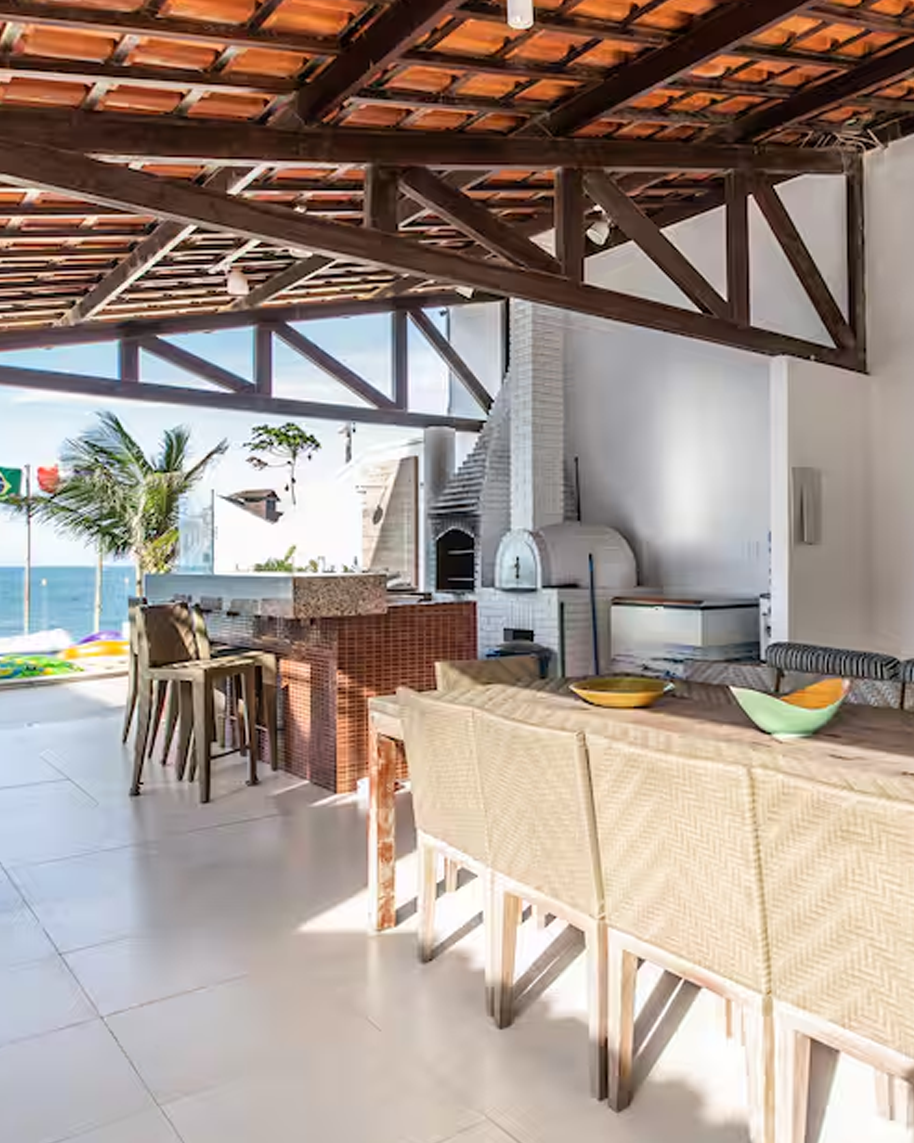 Deck com churrasqueira e área gourmet ao ar livre