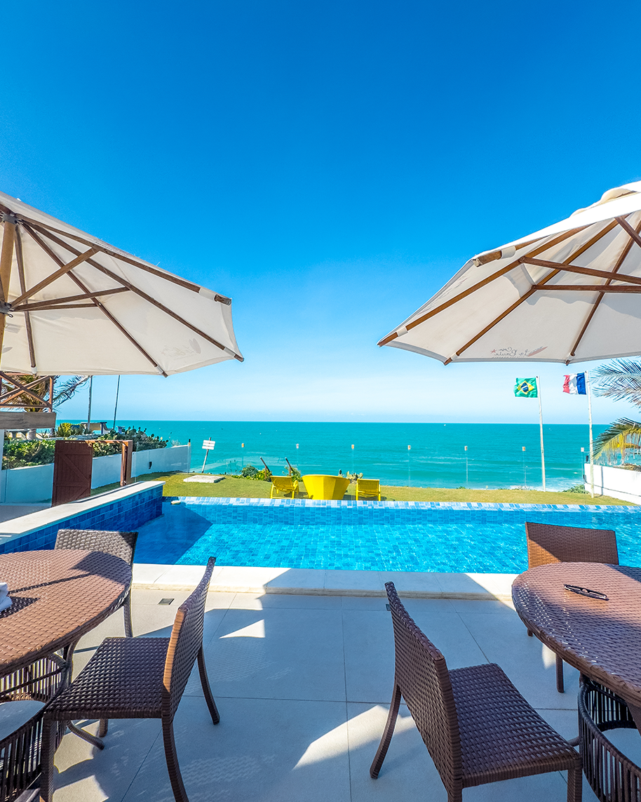 Piscina infinita com vista panorâmica para o oceano